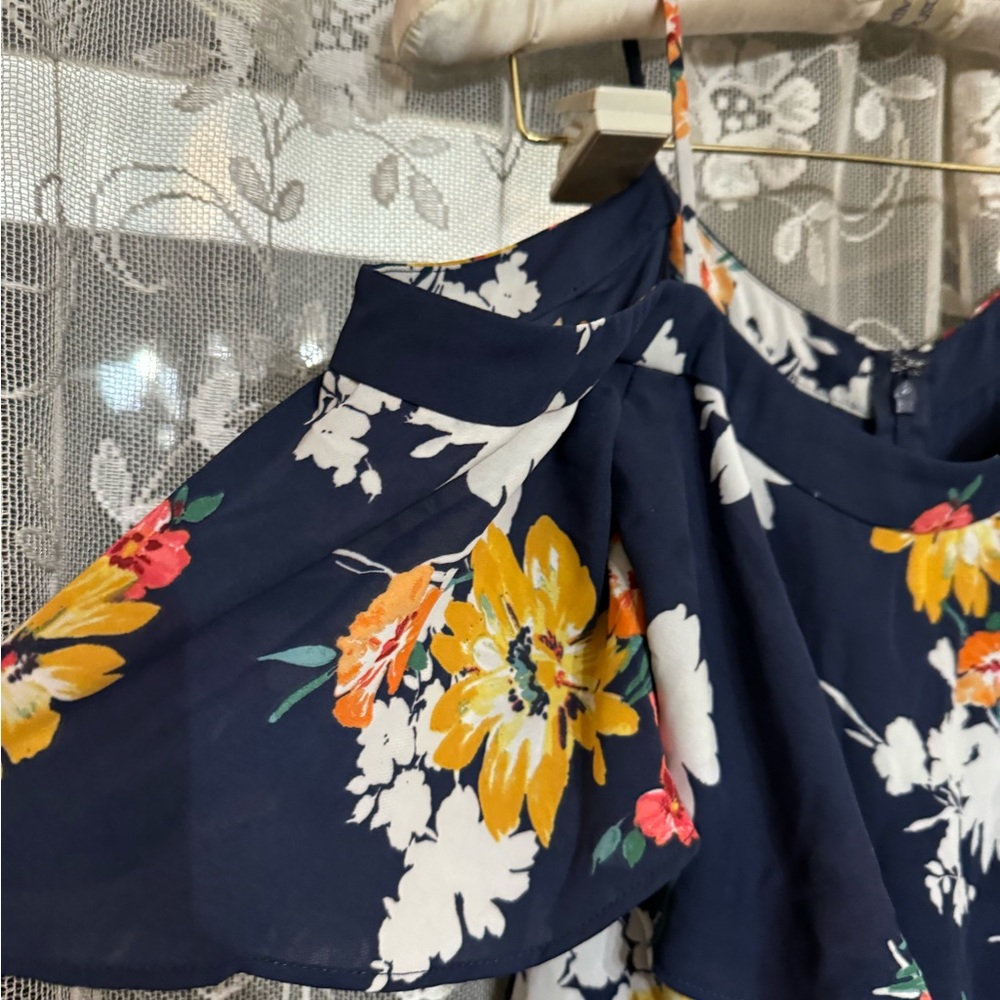 laundry size 4 flowered jumpsuit, brand new condition used once - Picture 3 of 6